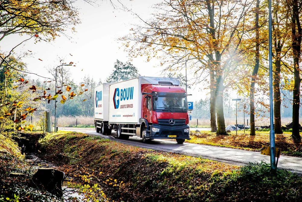 Bouw-vrachtwagen op een landelijke route