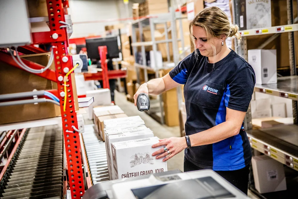 Medewerker verwerkt en scant een webshoporder