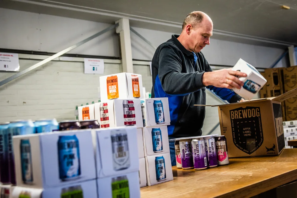 Dranken worden door een medewerker ingepakt