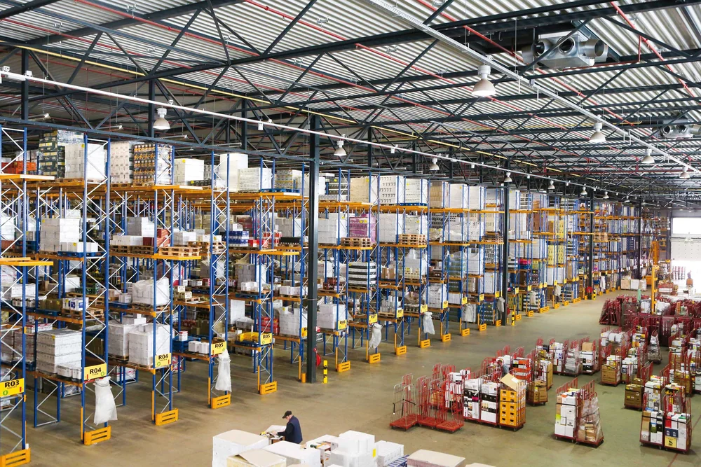 Opslagstellingen in het warehouse van Bouw